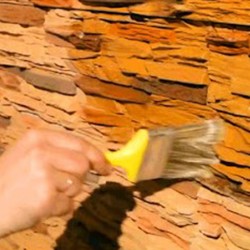 Barniz ultra adherente que mejora la apariencia de fachadas y tejados