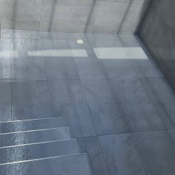 Membrana de poliuretano incoloro Idroless para impermeabilización de piscina
