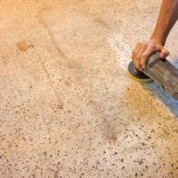 Lijado de suelo de terrazo para aplicar impermeabilizante total