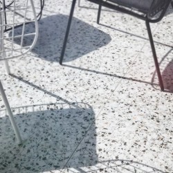 Suelo de terraza exterior tratado con impermeabilizante total Idroless