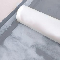 Geotextil tejido no tejido extendido sobre goma líquida
