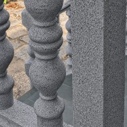 Pintura efecto piedra gris aplicada en balaustrada de escaleras