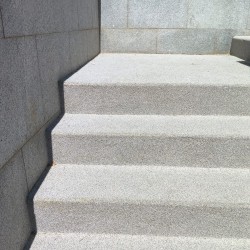Pintura efecto piedra polipiedra color gris aplicada en escaleras
