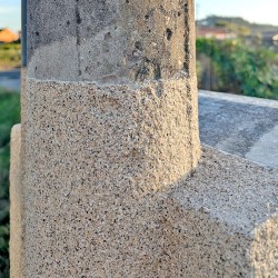 Pintura polipiedra color piedra país aplicada en columna exterior