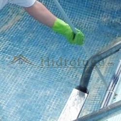 Limpieza antes de aplicar la membrana incolora de poliuretano para piscinas Idroless