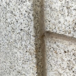 Mortero acrílico elástico con áridos en piedra